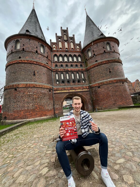 Vor dem Lübecker Holstentor. Von Nils Vetkamp. 