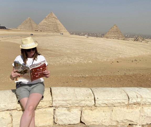 Vanessa Bockelkamp bei den Pyramiden in Gizeh. 